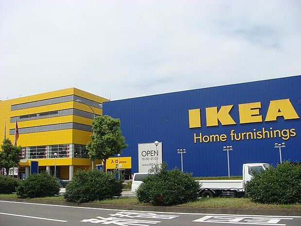 イケア港北店まで828m、北欧テイストの家具やインテリア、キッチングッズ、キッズ・ベビーグッズなどオシャレで便利な商品を取り揃えています。