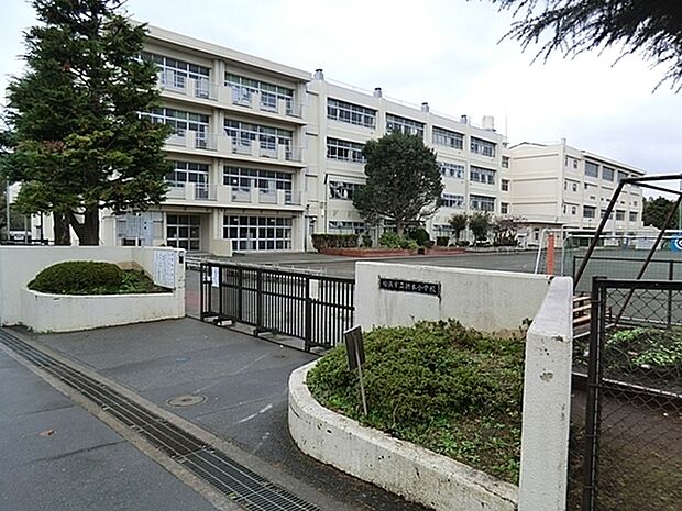 横浜市立折本小学校まで562m