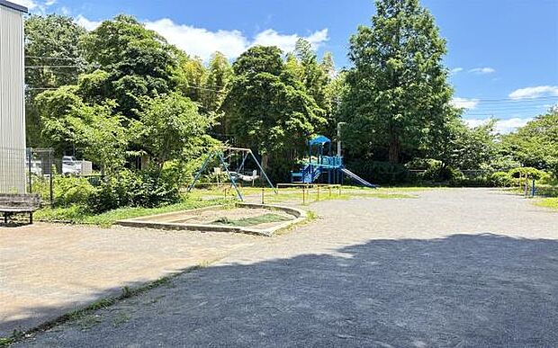 目の前に遊具付きの公園あり