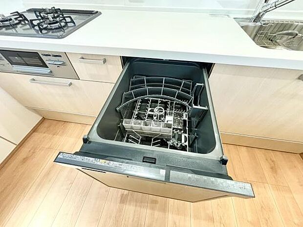 《食器洗い乾燥機》■食事後もゆっくり過ごせる食器洗い乾燥機を設置。手洗いよりもキレイに洗え、節水にもなります。
