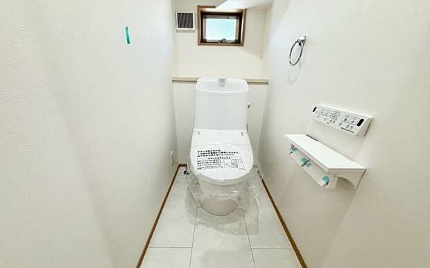《トイレ》 清潔感のある落ち着いたトイレ。