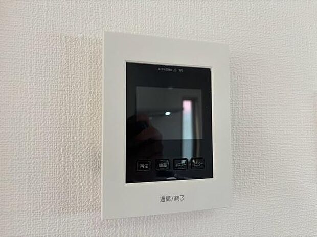 《モニター付きインターホン》 来訪者が確認できるモニター付きインターホン