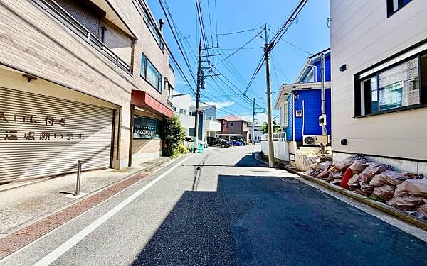 《外観》　■一戸建ての多いエリア、静かで落ち着いた雰囲気。シンプルで美しいフォルム空気までクリーンになるような佇まい。心地よいライフスタイルが実現できるそんな予感。