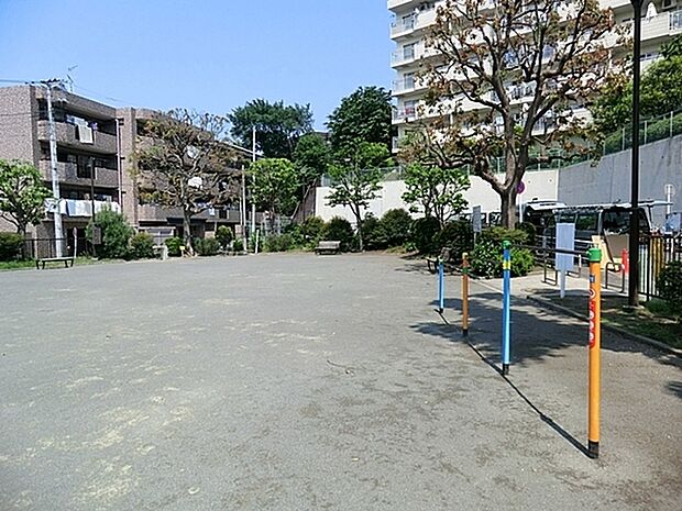 白幡南町第二公園まで159m、住宅街の比較的広めな公園です。公園の設備には水飲み・手洗い場があります。