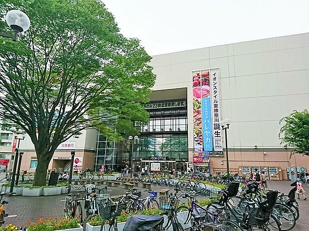 イオンスタイル東神奈川まで1164m、各種専門店もあり、生活雑貨や食料品が揃います。