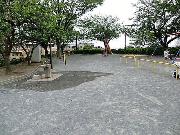 立町みはらし公園まで545m、住宅街の十分な広さの公園です。ブランコ・滑り台などの遊具があり、ベビーカーで入れますので、小さなお子様も楽しめます。