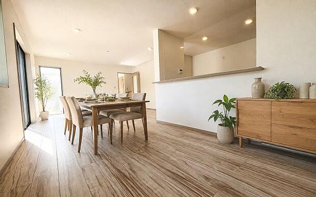 《リビングダイニング》 ■落ち着いた雰囲気で、大人の気品漂うLDK。居住中のため室内に家具家電や小物がありますが、画像はCG加工により消去しており現況とは異なります。