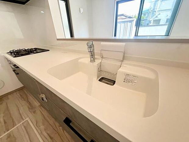 《キッチン》 ■人工大理石製シンク。幅と奥行きがありますので、食器洗時のストレスも減りそうです。
