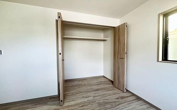 《収納》 ■室内をいつもすっきり保てる、収納力のあるクローゼット。ハンガーパイプと棚板で衣類の整理整頓がしやすく、日々の暮らしをスマートにサポート。