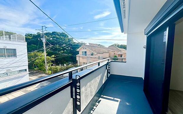 《バルコニー》 ■さわやかな風が通り暖かい光がふりそそぐバルコニー