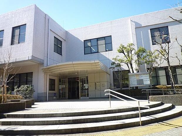 横浜市港南図書館まで209m