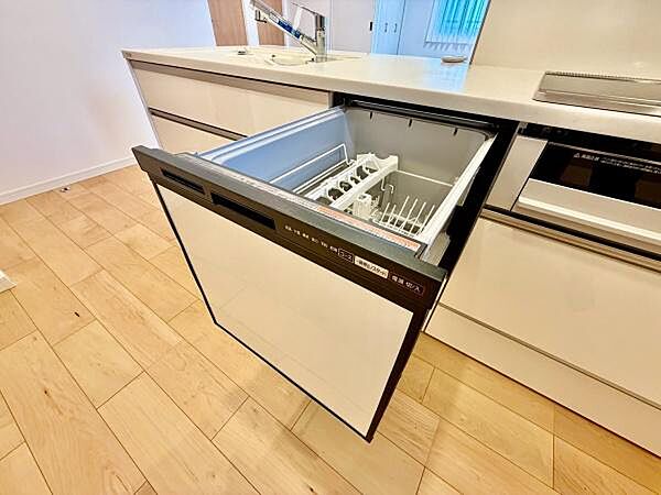 《食器洗い乾燥機》■食事後もゆっくり過ごせる食器洗い乾燥機を設置。手洗いよりもキレイに洗え、節水にもなります。