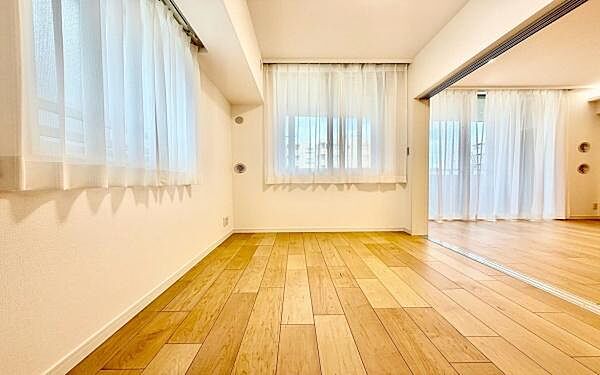 《子供部屋・洋室》　■白い壁が窓から射し込む光を室内にまわし、柔らかな明るさを奥まで届けます。