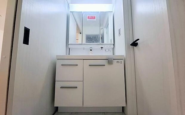 《洗面化粧台》　■使いやすいシャープなデザインの洗面化粧台。