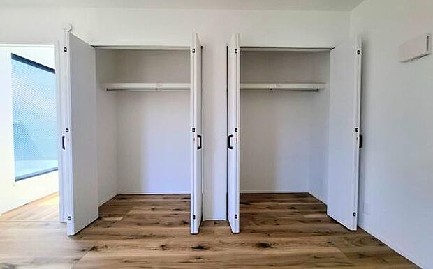 《収納》　■室内をいつもすっきり保てる、収納力のあるクローゼット。