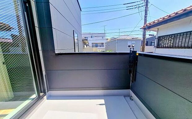 《バルコニー》　「青い空」と「白い雲」、「気分が晴れる場所」がここにあります。
