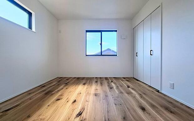 《洋室》　■収納もしっかりとれていて、陽当たりも良く明るい居室。