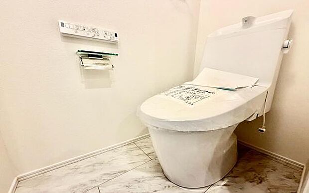 《トイレ》 清潔感のある落ち着いたトイレ。