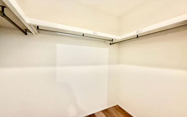 《ウォークインクローゼット》 大容量のウォークインクローゼットをご用意。衣類だけでなく、遊び道具やトランクなどの旅行用品の収納にも重宝します。