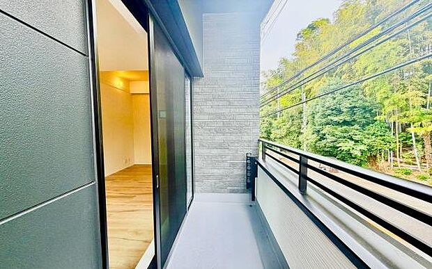 《バルコニー》 ■「青い空」と「白い雲」、「気分が晴れる場所」がここにあります。