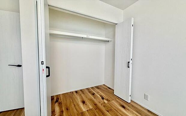 《収納》 ■室内をいつもすっきり保てる、収納力のあるクローゼット。ハンガーパイプと棚板で衣類の整理整頓がしやすく、日々の暮らしをスマートにサポート。