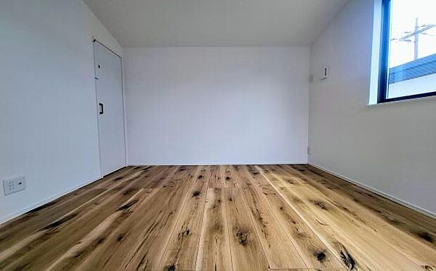《洋室》 ■机とべットを入れても十分な広さ。お子様の勉強部屋に。