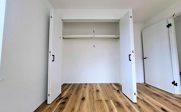 《収納》 ■室内をいつもすっきり保てる、収納力のあるクローゼット。ハンガーパイプと棚板で衣類の整理整頓がしやすく、日々の暮らしをスマートにサポート。