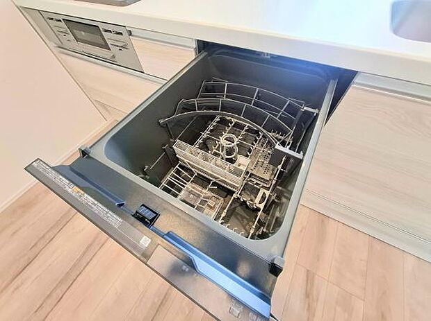 《食器洗い乾燥機》■食事後もゆっくり過ごせる食器洗い乾燥機を設置。手洗いよりもキレイに洗え、節水にもなります。