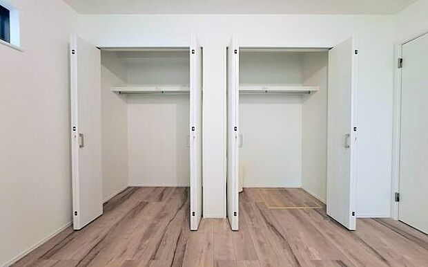 《収納》 ■室内をいつもすっきり保てる、収納力のあるクローゼット。ハンガーパイプと棚板で衣類の整理整頓がしやすく、日々の暮らしをスマートにサポート。