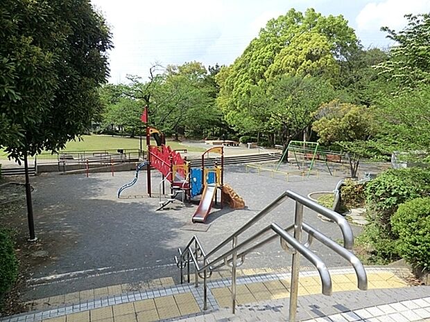 白根公園まで840m、白根公園の一角に流れる白糸の滝は横浜市内でも珍しい自然の滝　古くからの景観を保ちながらひっそりとたたずんでいます