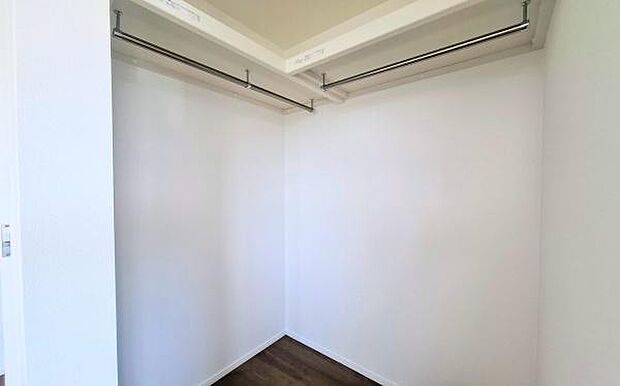 《ウォークインクローゼット》 大容量のウォークインクローゼットをご用意。衣類だけでなく、遊び道具やトランクなどの旅行用品の収納にも重宝します