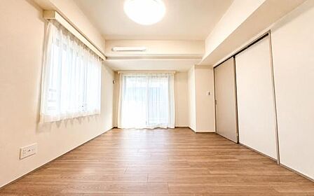 《寝室》 ■心地よい眠りへといざなうしっとりと落ち着いた雰囲気の寝室。