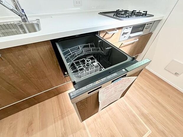 《食器洗い乾燥機》■食事後もゆっくり過ごせる食器洗い乾燥機を設置。手洗いよりもキレイに洗え、節水にもなります。