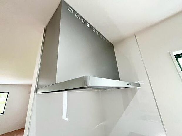 《システムキッチン・レンジフード》■スタイリッシュでお手入れしやすい、スリムタイプのレンジフードを採用。