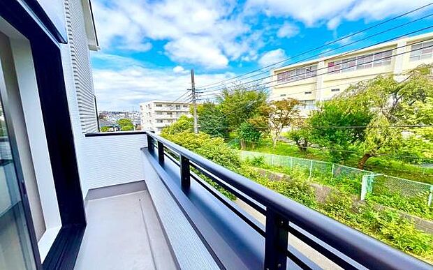 《バルコニー》　■「青い空」と「白い雲」、「気分が晴れる場所」がここにあります。