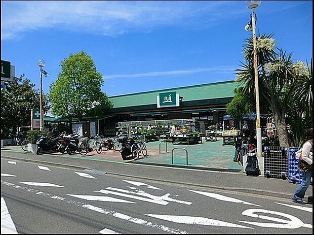 FUJI新桜ケ丘店まで1371m、環状2号線沿いの新桜ヶ丘近くにあるFUJI新桜ヶ丘店です。駐車場も完備されています。店内は品揃えも豊富です。