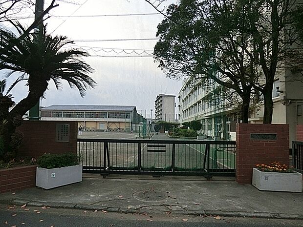 横浜市立左近山中学校まで870m