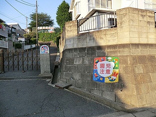 上白根幼稚園まで859m、職員ひとりひとりが、全園児の名前性格を把握できるのが強みの家庭的な小規模園です。