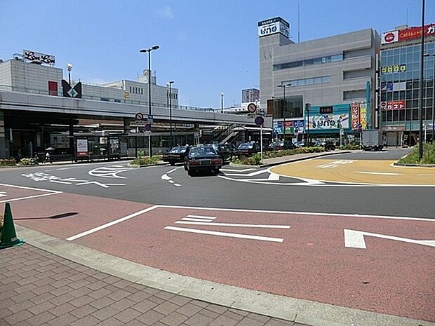 ＪＲ横浜線　中山駅まで2612m、ＪＲ横浜線とグリーンラインが乗り入れている。駅周辺は商業施設で賑わい、緑区総合庁舎・四季の森公園がある。