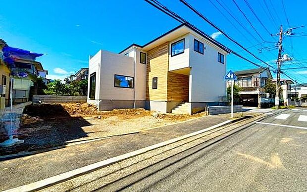 《前面道路》 ■道路とフラットな区画です。