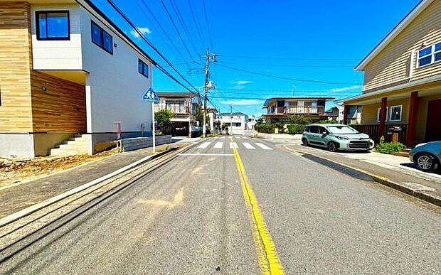 《前面道路》 ■落ち着いた住環境です。前面道路も広いので駐車も楽々です。
