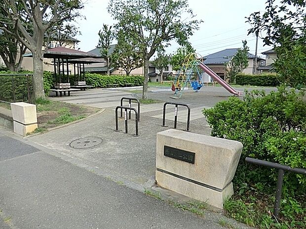 原宿第二公園まで348m、滑り台、ブランコ、お砂場、運動広場があります。