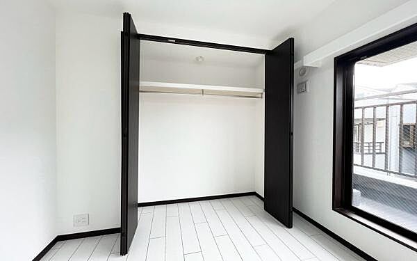 《収納》　■室内をいつもすっきり保てる、収納力のあるクローゼット。ハンガーパイプと棚板で衣類の整理整頓がしやすく、日々の暮らしをスマートにサポート。