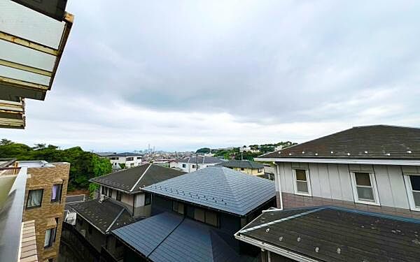 《眺望》　■目の前には気持ちの良い青空が広がります。