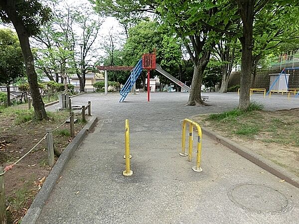 秋葉第三公園まで481m、遊具は滑り台やブランコ、鉄棒や砂場があります。