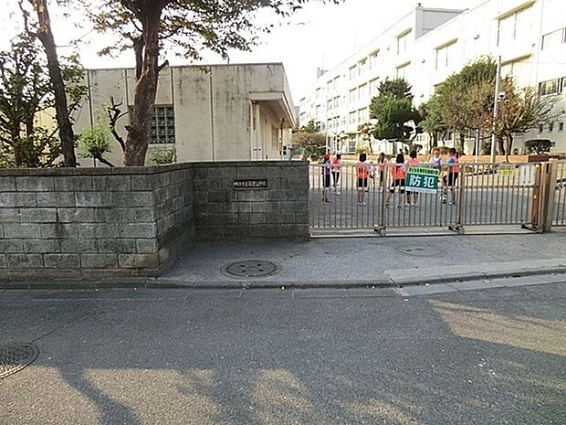 横浜市立永野小学校まで889m