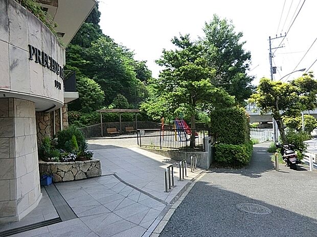 森二丁目東谷公園まで1152m、一休みできる小さな公園です。ホッと一息、都会のオアシスです。
