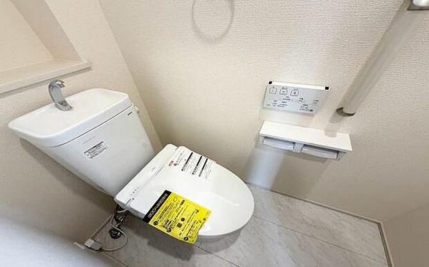 《トイレ》 清潔感のある落ち着いたトイレ。