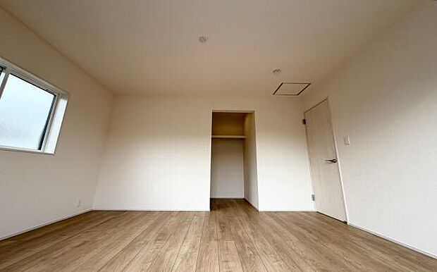 《子供部屋》 ■お子様の成長を優しく見守る、明るい子供部屋。遊んだり、学んだり、時には一人の時間を過ごしたりと健やかな毎日を育む大切な場所。未来への第一歩を育む、かけがえのない空間です。