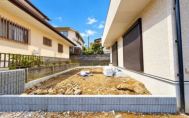 《庭》 ■お庭ではお子様やペットと遊んだり、ガーデニングも楽しめます。